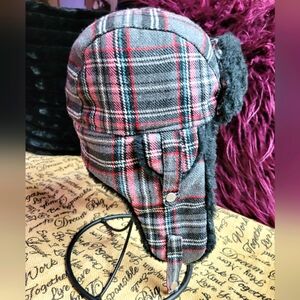 Emergency exit Gently used men's trapper hat nice quality faux fur